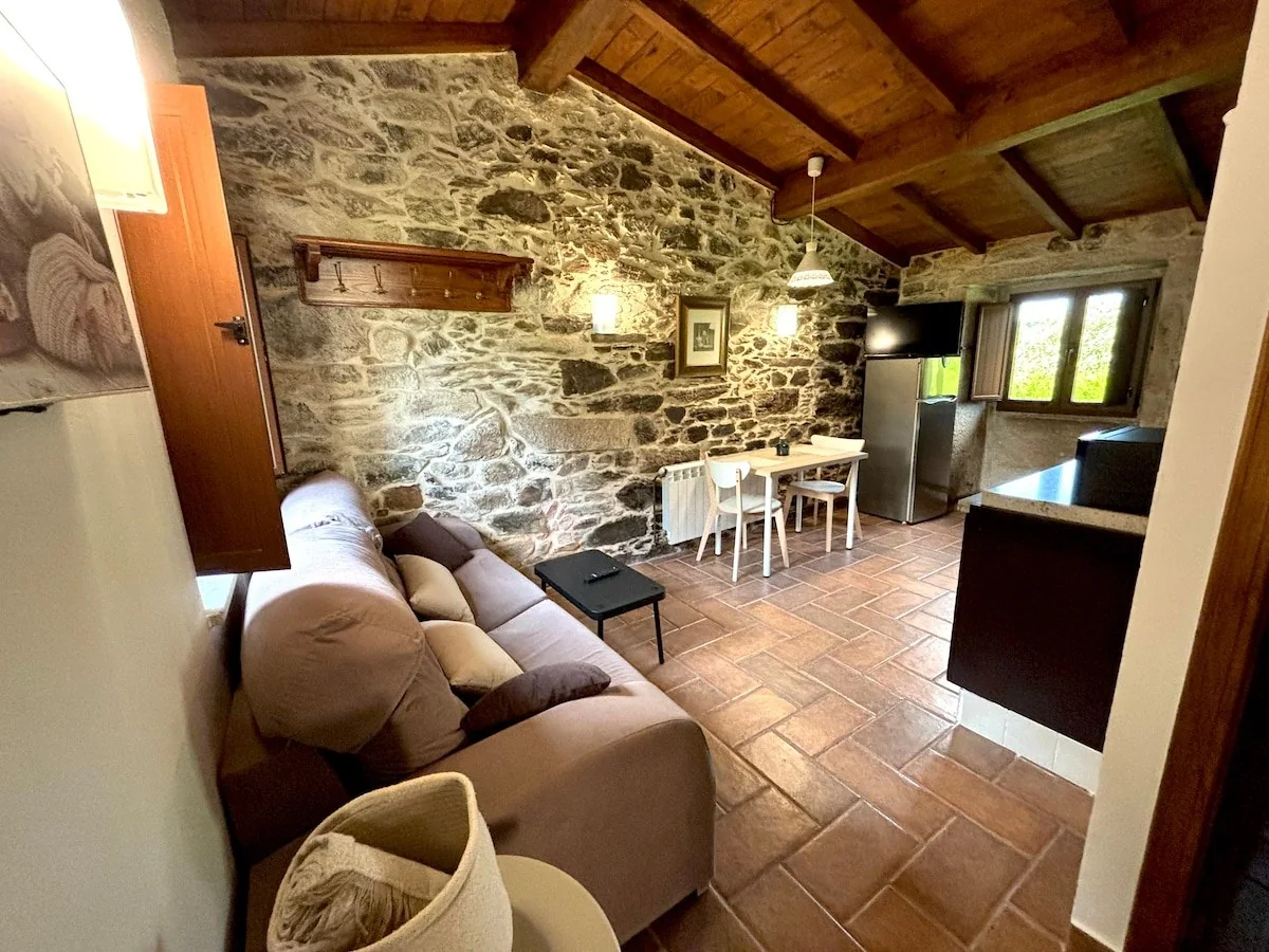 Salón de piedra con sofás y chimenea